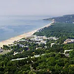 Laguna Garden 4*